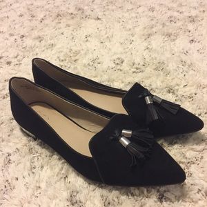 Black pointed toe suede flats + tassels 😍